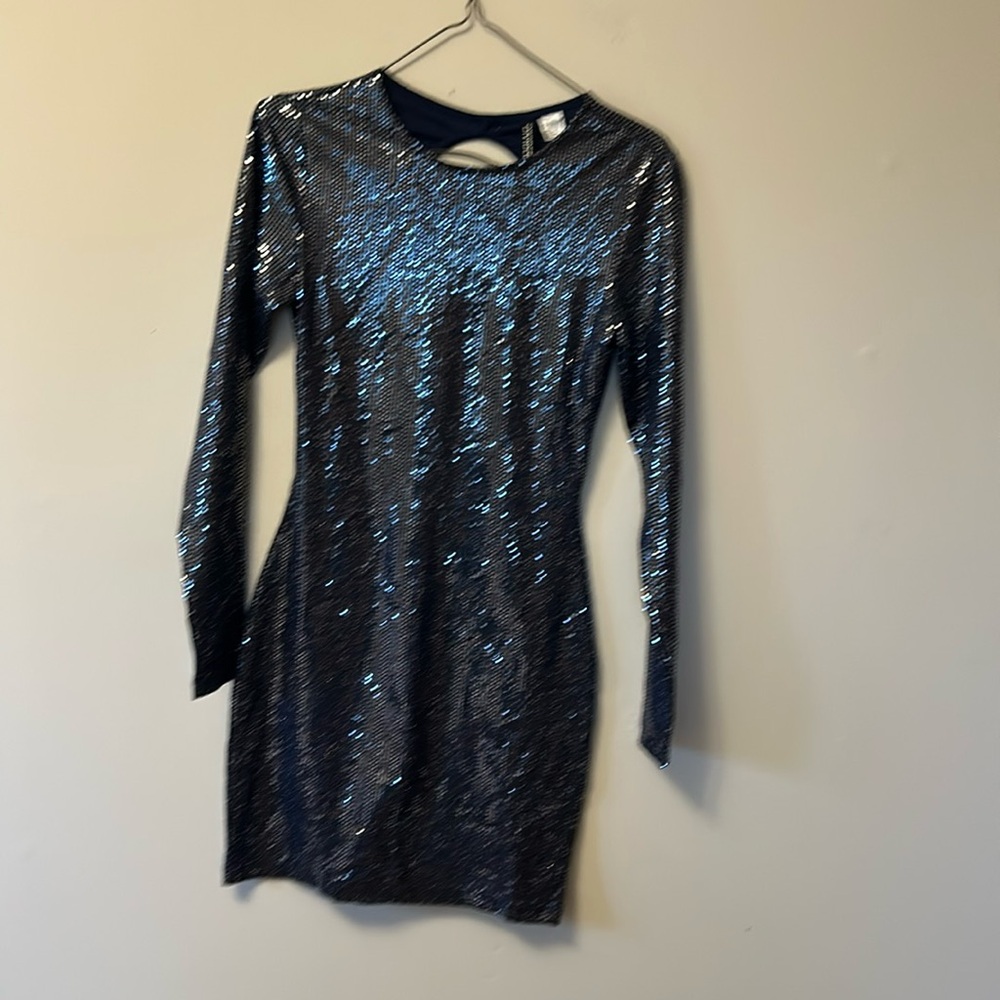 Divided shiny and stretchy  sequined little black dress opened back size…